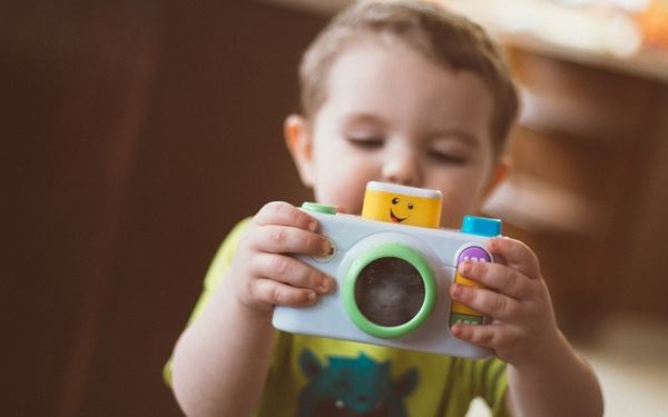 Bezpieczeństwo dzieci podczas letnich obozów i kolonii – jak zweryfikować kwalifikacje opiekunów?