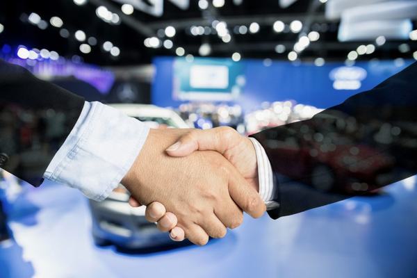 Nagłośnienie w salonach samochodowych – jakie pełni funkcje?