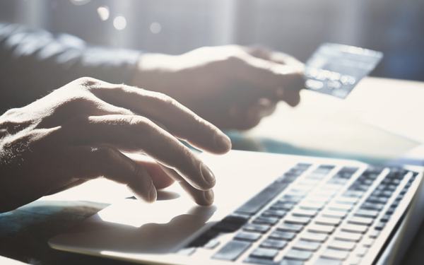 Na zakupy online wydajemy więcej niż w sklepie stacjonarnym. Częściej też sięgamy po lokalne produkty