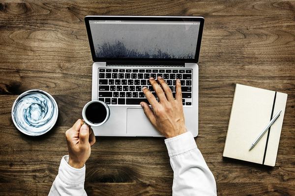 Praca hybrydowa, hot deski – o jakich przepisach powinny pamiętać firmy planujące powrót pracowników do biur?