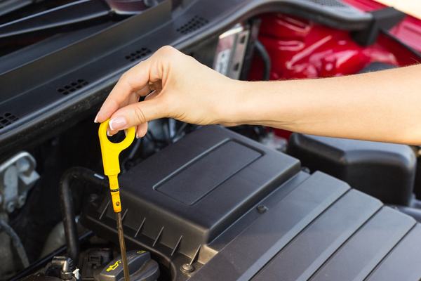 Jakie są kluczowe kroki związane z wymianą oleju u mechanika