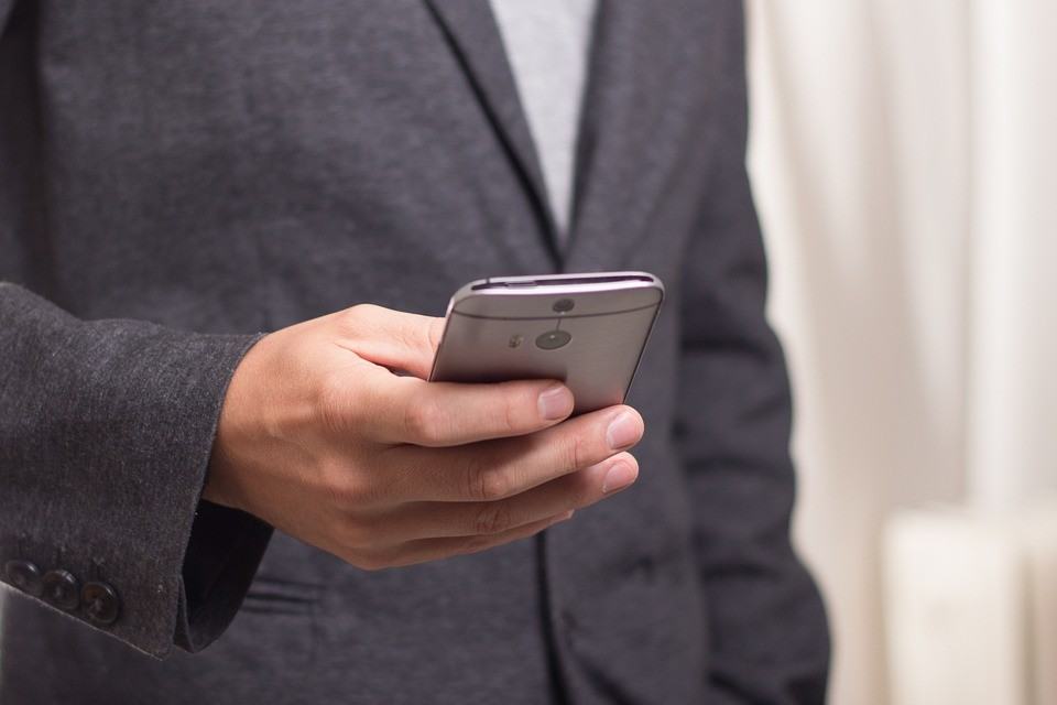 Koniec wakacji coraz bliżej. Do szkoły wrócą… SMS-y