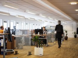biuro-office-praca-przy-biurku