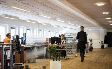 biuro-office-praca-przy-biurku