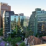 Ubezpieczenie OC dla przedsiębiorców: co naprawdę obejmuje, a czego nie? budynki-w-centrum-miasta