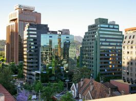 Ubezpieczenie OC dla przedsiębiorców: co naprawdę obejmuje, a czego nie? budynki-w-centrum-miasta